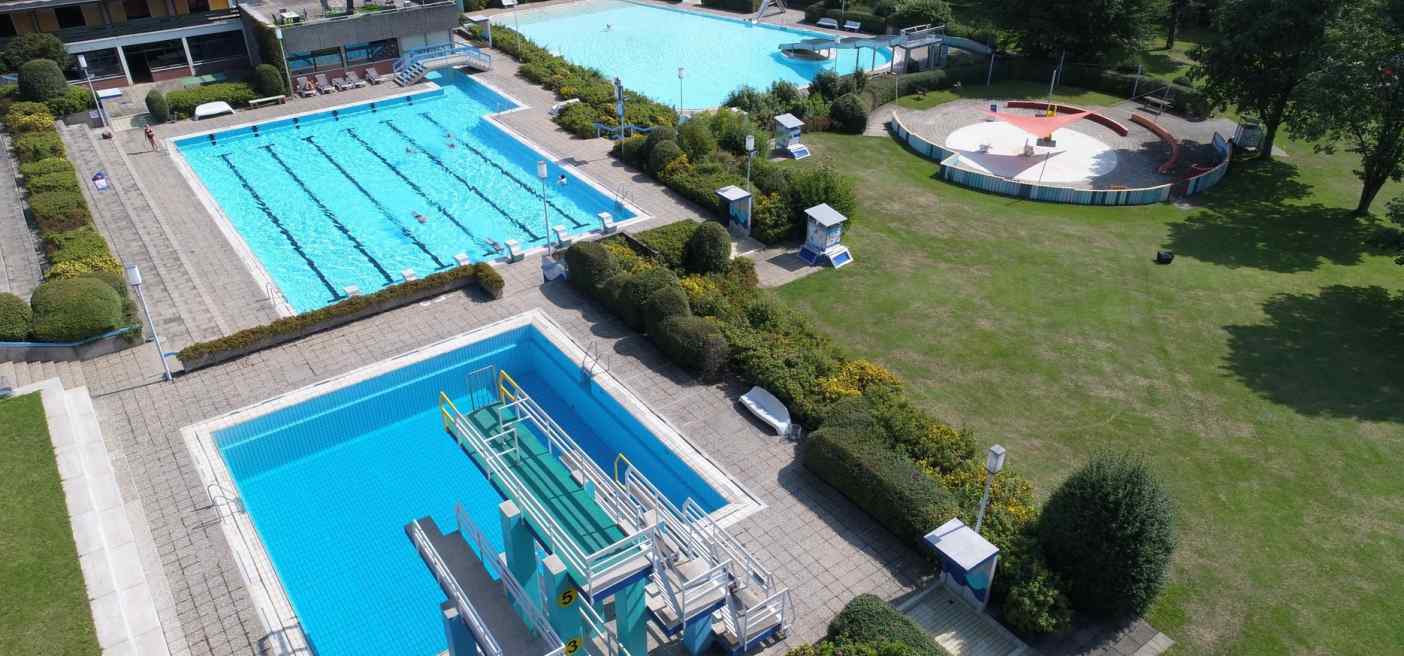 Viele Attraktionen bietet das Freibad in Pleystein. Neben einem Springbecken ist auch das Schwimmerbecken ein Anziehungspunkt. Es ist durch einen Kanal mit der Wärmehalle und mit den Umkleidekabinen verbunden.