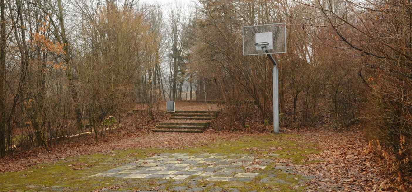 Der Basketballkorb wird abgebaut und beim Spielgelände neu aufgestellt. Auf der ebenen Fläche vor dem Korb und auf dem Areal oberhalb der kleinen Treppe wird der Minigolfplatz errichtet.
