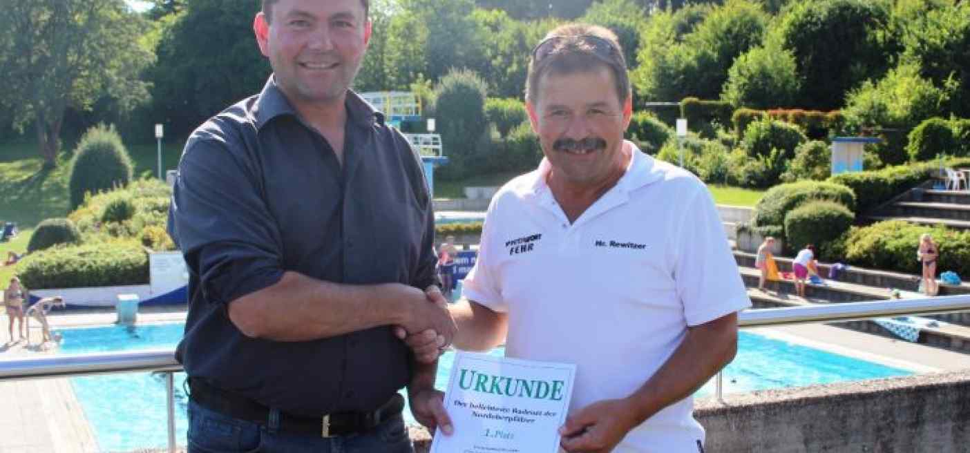 Die Rewitzer-Meister freuen sich: Bürgermeister Rainer Rewitzer und Bademeister Hubert Rewitzer nahmen unsere OberpfalzECHO-Urkunde entgegen. Der Titel „Der beliebteste Badeort der Nordoberpfälzer“ geht an das Terrassenbad Pleystein.