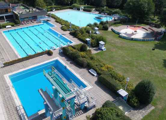 Viele Attraktionen bietet das Freibad in Pleystein. Neben einem Springbecken ist auch das Schwimmerbecken ein Anziehungspunkt. Es ist durch einen Kanal mit der Wärmehalle und mit den Umkleidekabinen verbunden. 